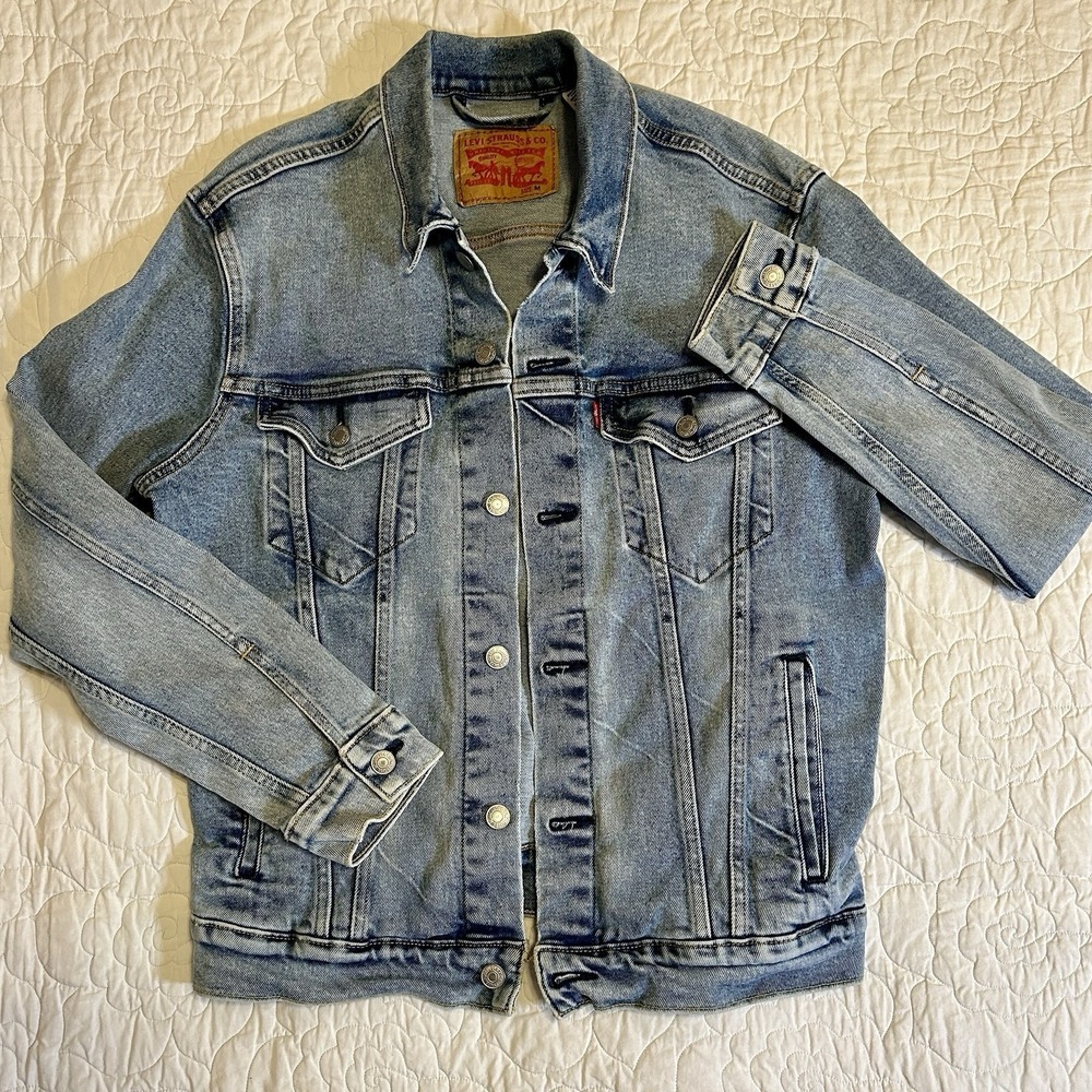 Levi's Denim Jean Jacket Woman's Size Medium Light Blue Wash Trucker Classic